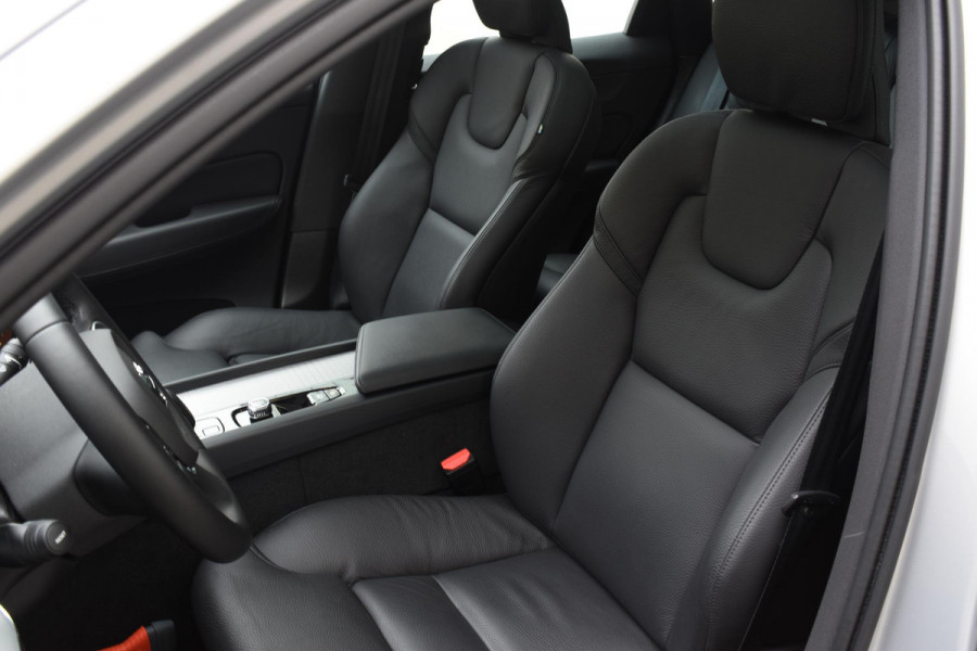 Volvo XC60 T6 350PK Automaat Plug-in Hybrid AWD Ultra Dark / Navigatie / Adaptieve Cruise control / Head Up-Display / Panorama dak / Leder / Elektrische stoelen / 360 Camera / Trekhaak / 20"