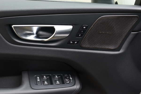 Volvo XC60 T6 350PK Automaat Plug-in Hybrid AWD Ultra Dark / Navigatie / Adaptieve Cruise control / Head Up-Display / Panorama dak / Leder / Elektrische stoelen / 360 Camera / Trekhaak / 20"