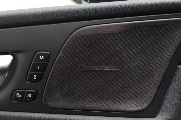 Volvo XC60 T6 350PK Automaat Plug-in Hybrid AWD Ultra Dark / Navigatie / Adaptieve Cruise control / Head Up-Display / Panorama dak / Leder / Elektrische stoelen / 360 Camera / Trekhaak / 20"