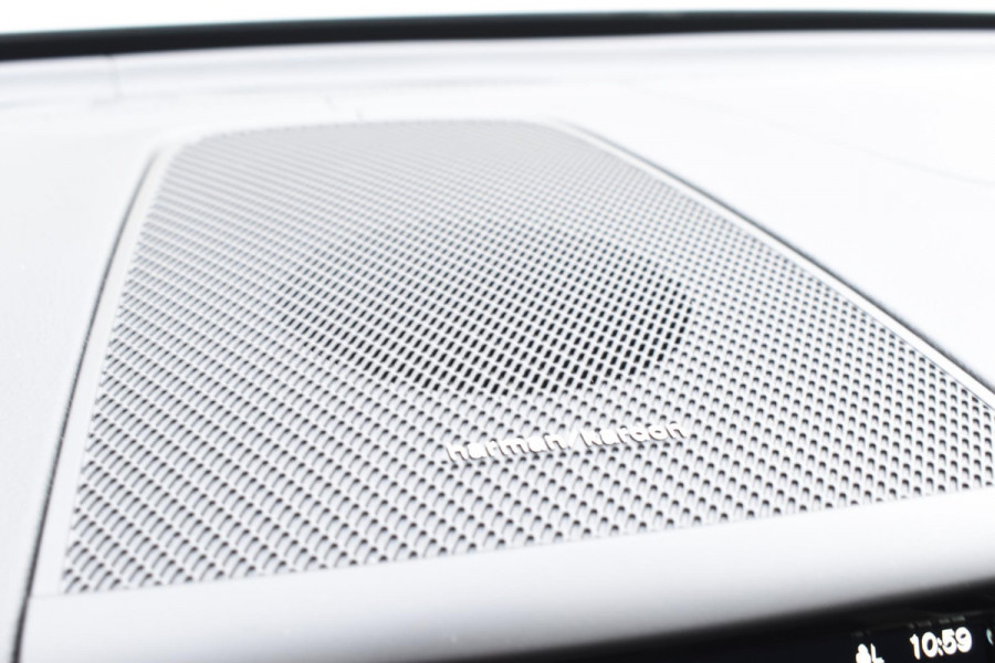 Volvo XC60 T6 350PK Automaat Plug-in Hybrid AWD Ultra Dark / Navigatie / Adaptieve Cruise control / Head Up-Display / Panorama dak / Leder / Elektrische stoelen / 360 Camera / Trekhaak / 20"