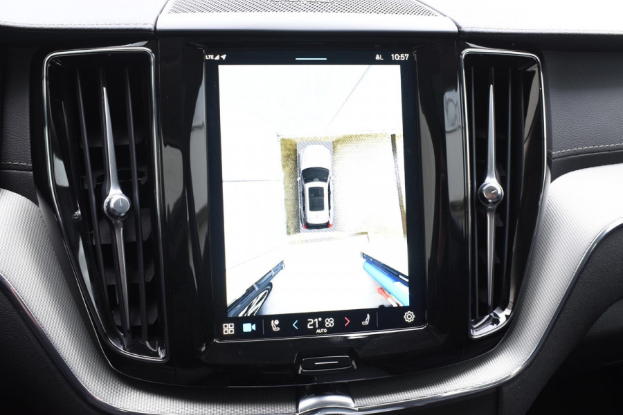 Volvo XC60 T6 350PK Automaat Plug-in Hybrid AWD Ultra Dark / Navigatie / Adaptieve Cruise control / Head Up-Display / Panorama dak / Leder / Elektrische stoelen / 360 Camera / Trekhaak / 20"