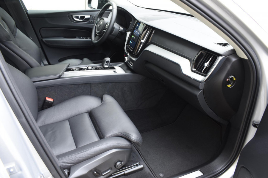 Volvo XC60 T6 350PK Automaat Plug-in Hybrid AWD Ultra Dark / Navigatie / Adaptieve Cruise control / Head Up-Display / Panorama dak / Leder / Elektrische stoelen / 360 Camera / Trekhaak / 20"
