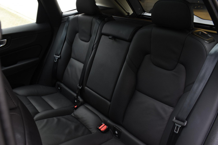 Volvo XC60 T6 350PK Automaat Plug-in Hybrid AWD Ultra Dark / Navigatie / Adaptieve Cruise control / Head Up-Display / Panorama dak / Leder / Elektrische stoelen / 360 Camera / Trekhaak / 20"