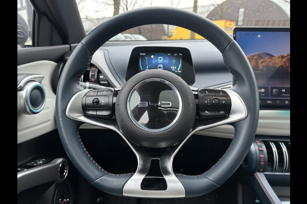 BYD ATTO 3 Design SOH 94% | GROOT SCHERM + ELEKTRISCHE KOFFERRUIMTEKLEP | COMPLETE AUTO | RIJKLAAR INCL. FABRIEKSGARANTIE T/M 2029 | AANDRIJFLIJN EN ACCU T/M 2031