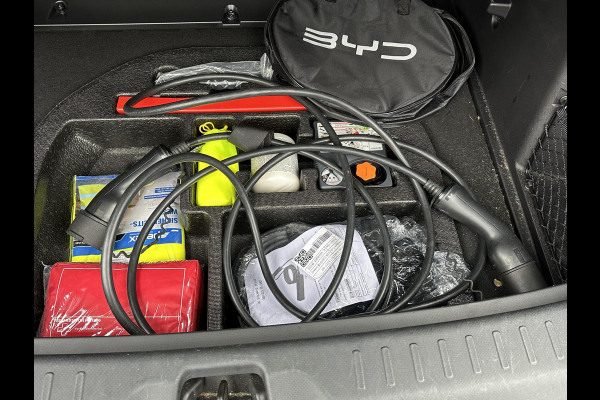 BYD ATTO 3 Design 60 kWh SOH 93% | GROOT SCHERM + ELEKTRISCHE KOFFERRUIMTEKLEP | COMPLETE AUTO | RIJKLAAR INCL. FABRIEKSGARANTIE T/M 2029 | AANDRIJFLIJN EN ACCU T/M 2031