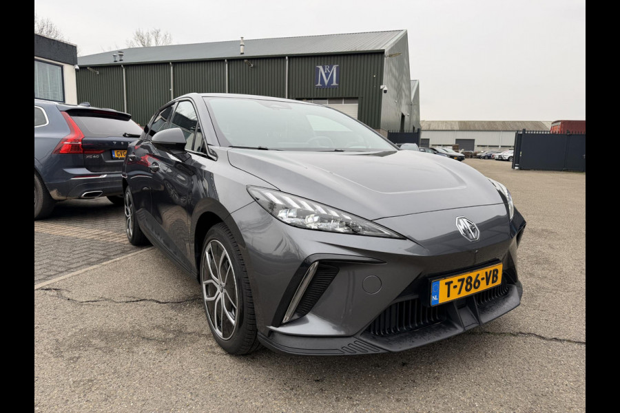 MG Mg4 electric Luxury 64 kWh SOH 95%  7 JAAR GARANTIE BIJ MG| SUPER COMPLETE AUTO| RONDOMZICHT CAMERA| STOEL+ STUUR VERWARMING| DODE HOEK