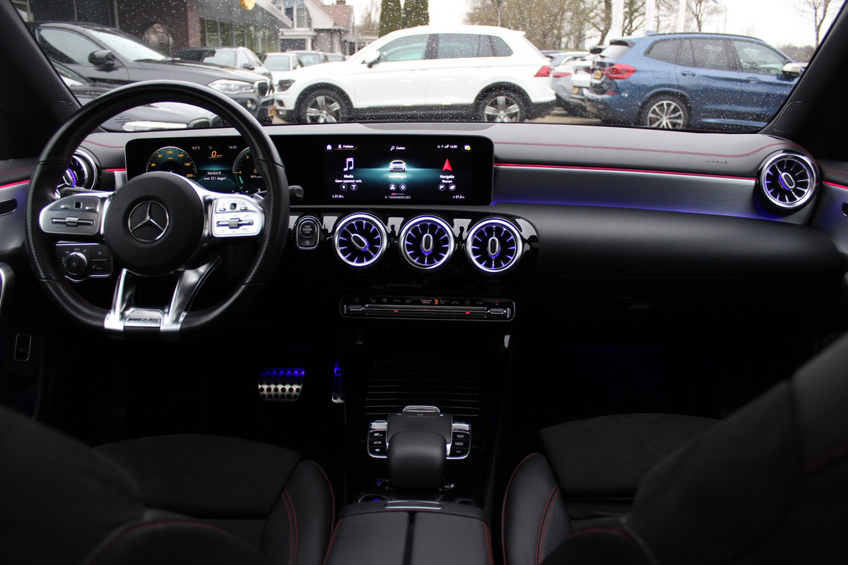 Mercedes-Benz CLA-Klasse 200 Business Solution AMG / Panoramadak / Camera / Sfeerverlichting / 18'' / Leder&Alcantara / Stoelverwarming / DAB / Cruise Control