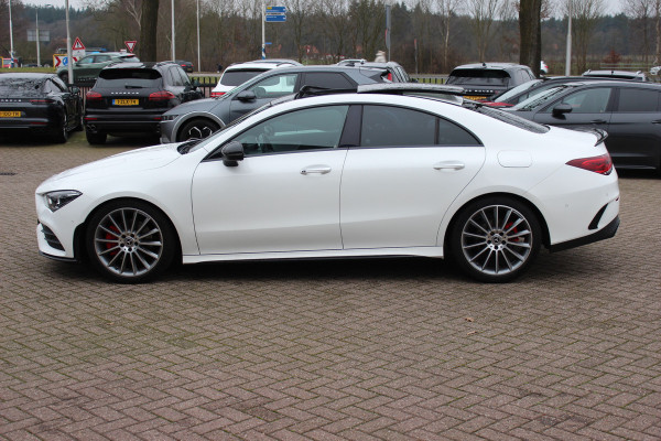 Mercedes-Benz CLA-Klasse 200 Business Solution AMG / Panoramadak / Camera / Sfeerverlichting / 18'' / Leder&Alcantara / Stoelverwarming / DAB / Cruise Control