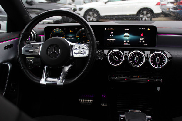 Mercedes-Benz CLA-Klasse 200 Business Solution AMG / Panoramadak / Camera / Sfeerverlichting / 18'' / Leder&Alcantara / Stoelverwarming / DAB / Cruise Control