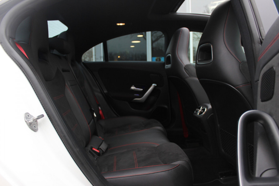 Mercedes-Benz CLA-Klasse 200 Business Solution AMG / Panoramadak / Camera / Sfeerverlichting / 18'' / Leder&Alcantara / Stoelverwarming / DAB / Cruise Control