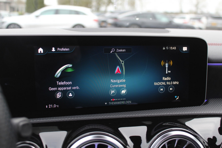 Mercedes-Benz CLA-Klasse 200 Business Solution AMG / Panoramadak / Camera / Sfeerverlichting / 18'' / Leder&Alcantara / Stoelverwarming / DAB / Cruise Control