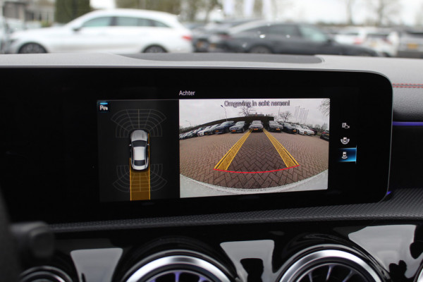 Mercedes-Benz CLA-Klasse 200 Business Solution AMG / Panoramadak / Camera / Sfeerverlichting / 18'' / Leder&Alcantara / Stoelverwarming / DAB / Cruise Control