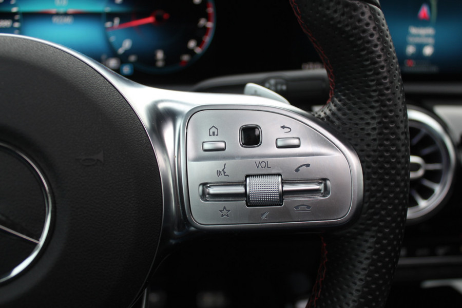 Mercedes-Benz CLA-Klasse 200 Business Solution AMG / Panoramadak / Camera / Sfeerverlichting / 18'' / Leder&Alcantara / Stoelverwarming / DAB / Cruise Control
