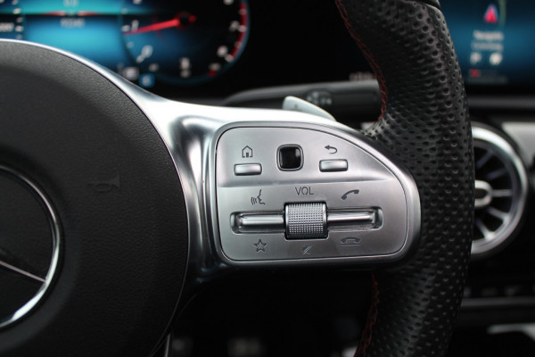 Mercedes-Benz CLA-Klasse 200 Business Solution AMG / Panoramadak / Camera / Sfeerverlichting / 18'' / Leder&Alcantara / Stoelverwarming / DAB / Cruise Control