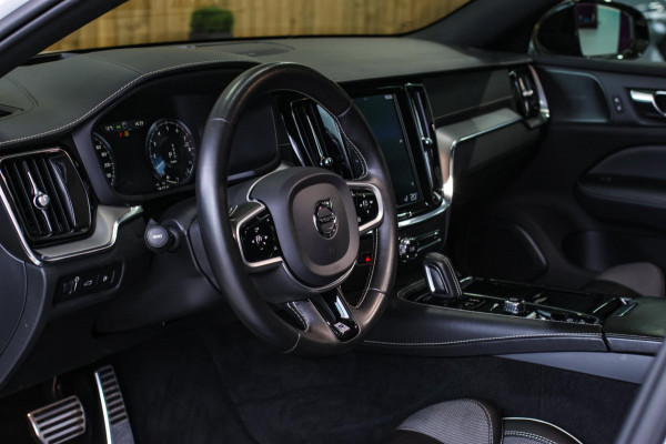 Volvo V60 2.0 T8 Twin Engine AWD R-Design *Pano*H/K*Head-Up*Keyless*