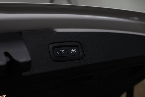 Volvo V60 2.0 T8 Twin Engine AWD R-Design *Pano*H/K*Head-Up*Keyless*