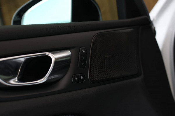 Volvo V60 2.0 T8 Twin Engine AWD R-Design *Pano*H/K*Head-Up*Keyless*