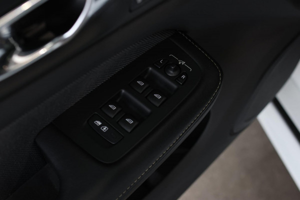 Volvo V60 2.0 T8 Twin Engine AWD R-Design *Pano*H/K*Head-Up*Keyless*