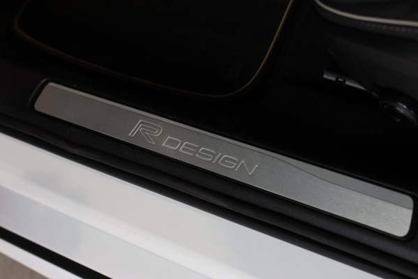 Volvo V60 2.0 T8 Twin Engine AWD R-Design *Pano*H/K*Head-Up*Keyless*