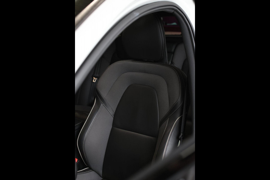 Volvo V60 2.0 T8 Twin Engine AWD R-Design *Pano*H/K*Head-Up*Keyless*