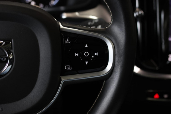 Volvo V60 2.0 T8 Twin Engine AWD R-Design *Pano*H/K*Head-Up*Keyless*