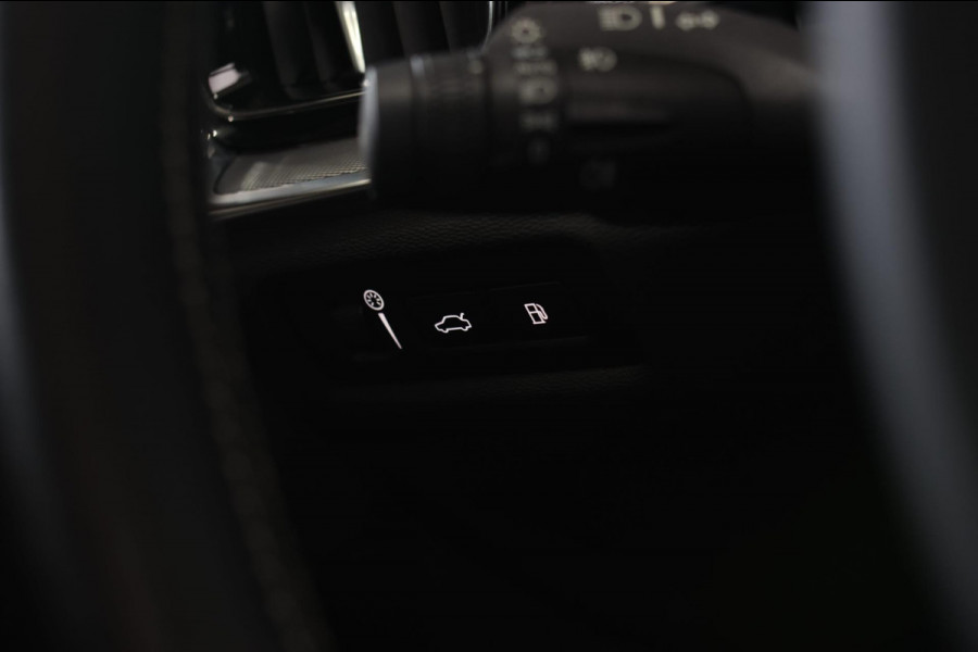 Volvo V60 2.0 T8 Twin Engine AWD R-Design *Pano*H/K*Head-Up*Keyless*