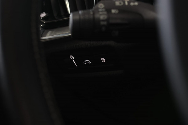 Volvo V60 2.0 T8 Twin Engine AWD R-Design *Pano*H/K*Head-Up*Keyless*