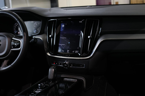 Volvo V60 2.0 T8 Twin Engine AWD R-Design *Pano*H/K*Head-Up*Keyless*