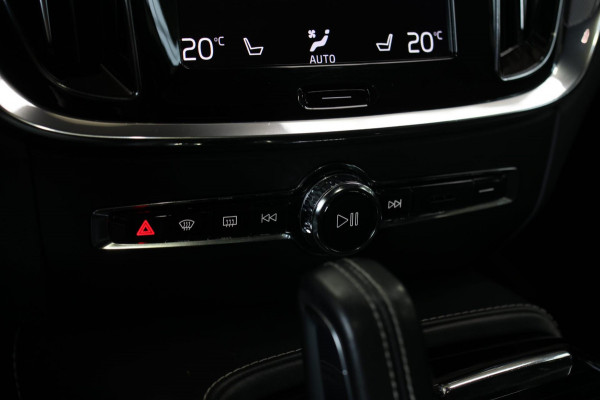 Volvo V60 2.0 T8 Twin Engine AWD R-Design *Pano*H/K*Head-Up*Keyless*