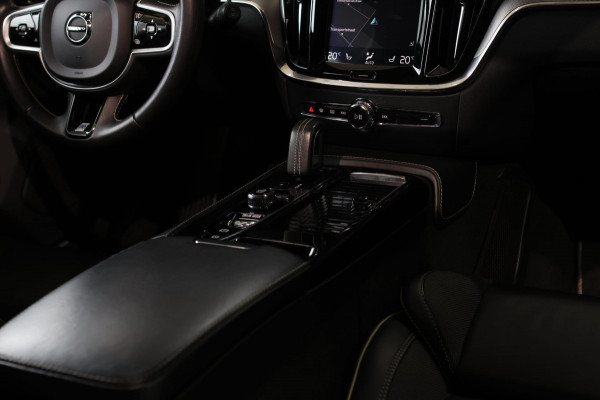 Volvo V60 2.0 T8 Twin Engine AWD R-Design *Pano*H/K*Head-Up*Keyless*