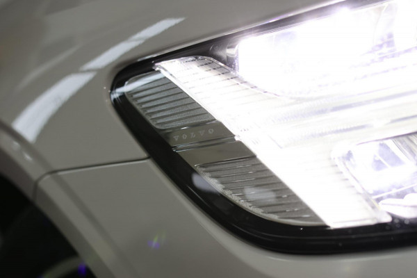 Volvo V60 2.0 T8 Twin Engine AWD R-Design *Pano*H/K*Head-Up*Keyless*