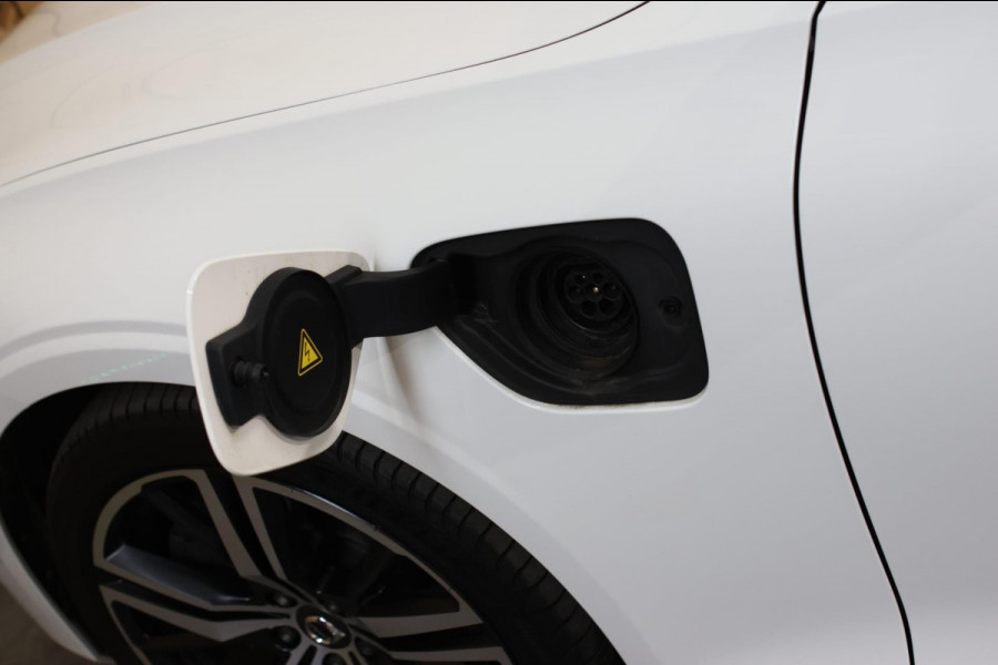 Volvo V60 2.0 T8 Twin Engine AWD R-Design *Pano*H/K*Head-Up*Keyless*