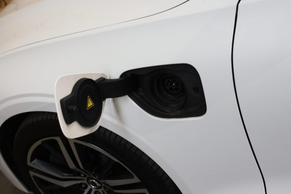 Volvo V60 2.0 T8 Twin Engine AWD R-Design *Pano*H/K*Head-Up*Keyless*