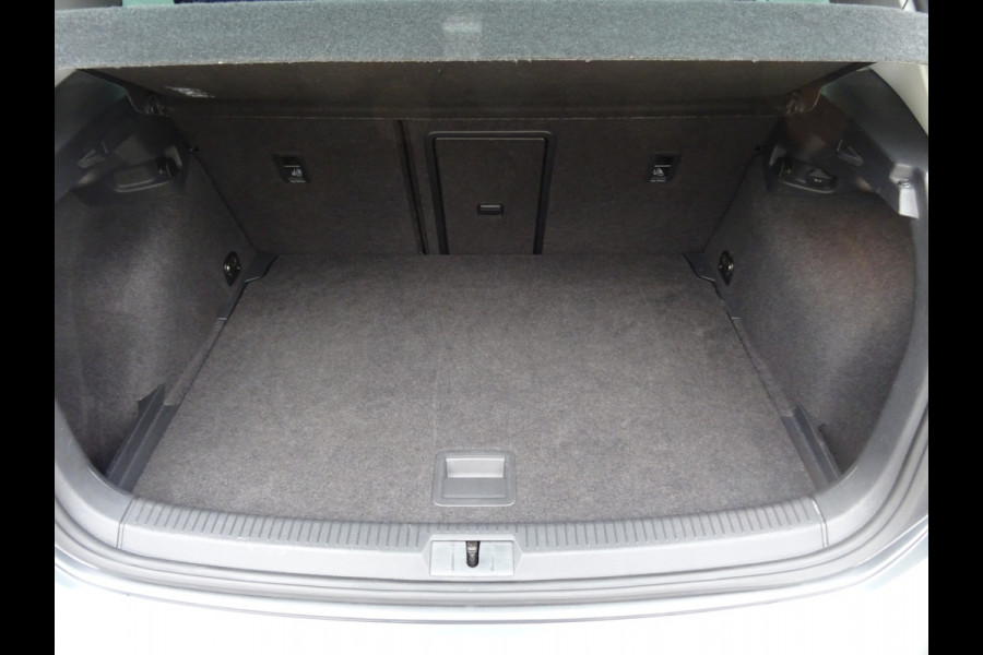 Volkswagen Golf 1.0 TSI JOIN * NAVIGATIE * STOELVERWARMING !!