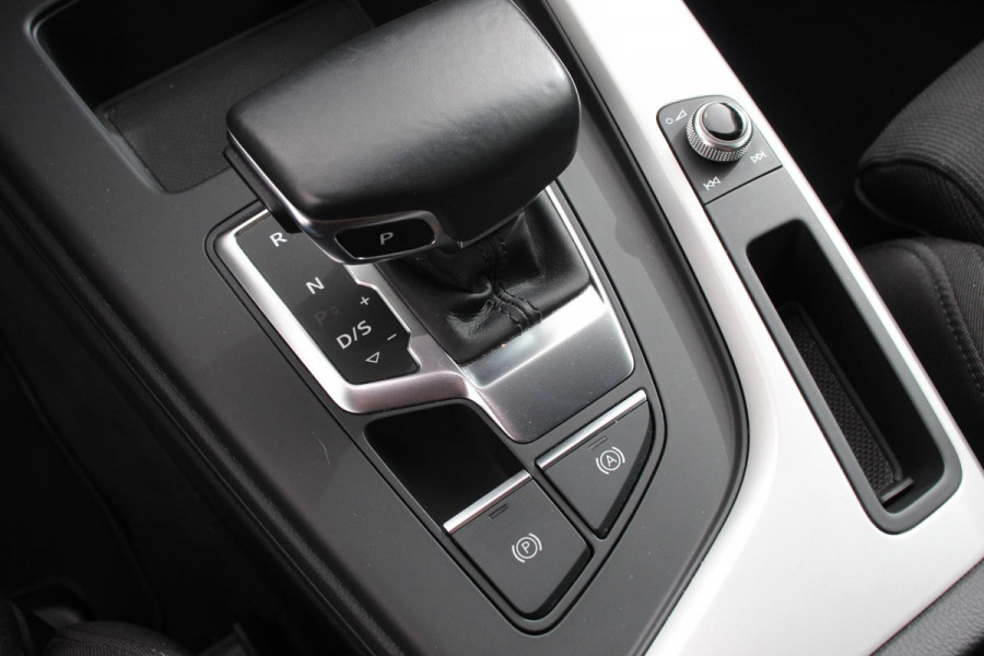 Audi A4 Avant 40 TFSI 204pk S-tronic S-Line Black Edition | Navigatie | Apple Carplay/Android Auto | Adaptive Cruise Control | Parkeersensoren | Camera | Dodehoek Assistent | Elektrische Achterklep | Stoelverwarming | Climate Control |