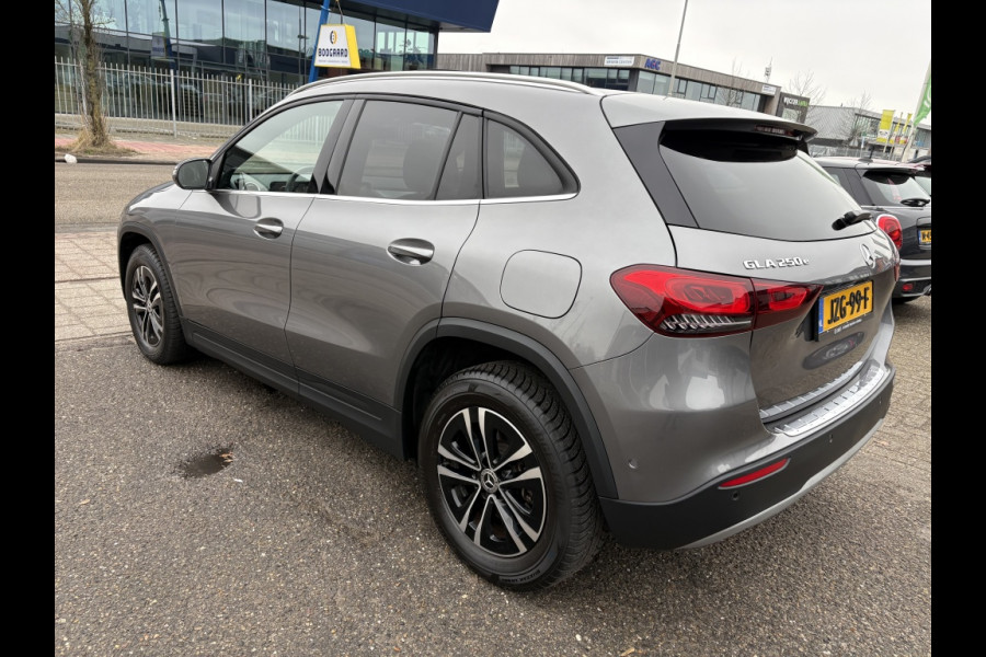 Mercedes-Benz GLA 250 e Luxury Line Panodak, LED