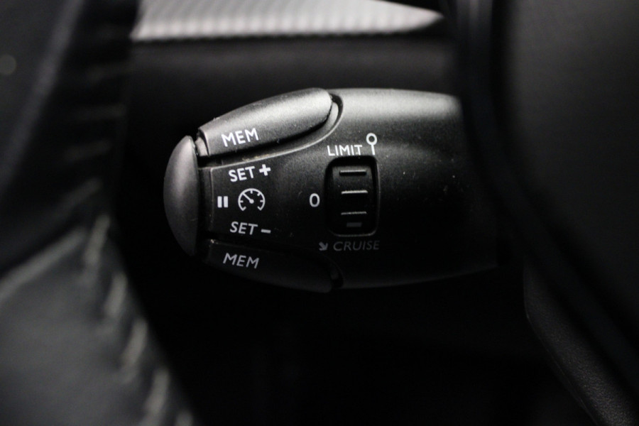 Peugeot 2008 1.2 PureTech Allure |Camera|Navi|