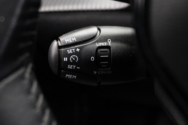 Peugeot 2008 1.2 PureTech Allure |Camera|Navi|