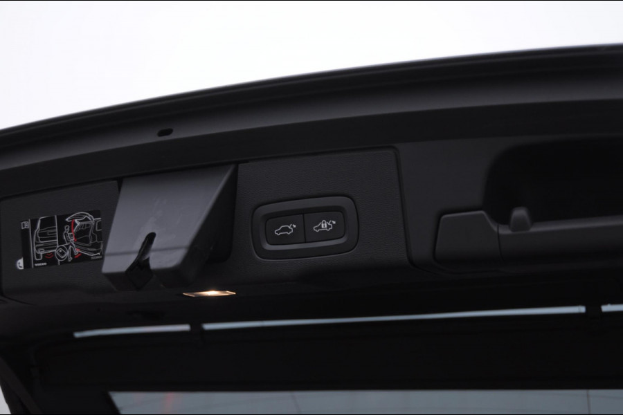 Volvo XC60 T8 390PK Automaat AWD R-Design / Adaptieve koplampen / BLIS /Adaptieve cruise control / Panoramadak / Apple carplay / Parkeersensoren met camera / Elektrische achterklep / Elektrische stoelen met geheugen / Stoel en stuurwielverwarming