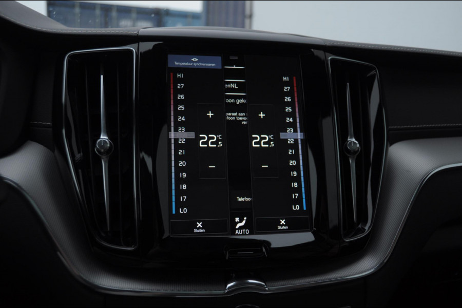 Volvo XC60 T8 390PK Automaat AWD R-Design / Adaptieve koplampen / BLIS /Adaptieve cruise control / Panoramadak / Apple carplay / Parkeersensoren met camera / Elektrische achterklep / Elektrische stoelen met geheugen / Stoel en stuurwielverwarming