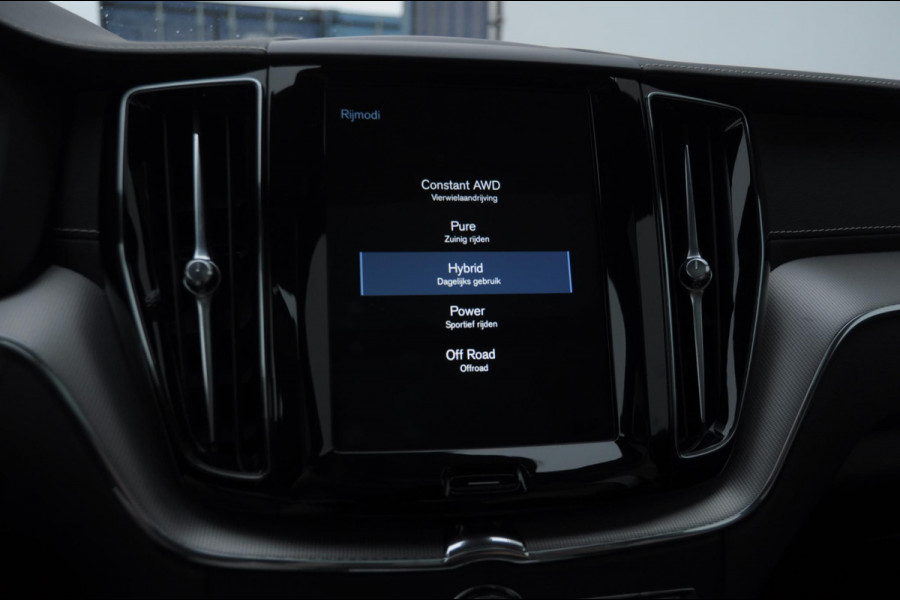 Volvo XC60 T8 390PK Automaat AWD R-Design / Adaptieve koplampen / BLIS /Adaptieve cruise control / Panoramadak / Apple carplay / Parkeersensoren met camera / Elektrische achterklep / Elektrische stoelen met geheugen / Stoel en stuurwielverwarming