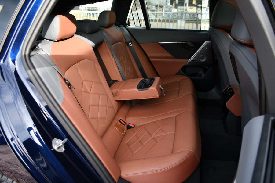 BMW i5 Touring eDrive40 M-Sport Pano Adp-demping B&W Comfzetel+Vent 20inch