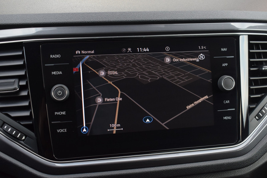 Volkswagen T-Roc 1.5 TSI 150pk DSG R-line | Pano | Camera | Trekhaak | Virtual | Beats