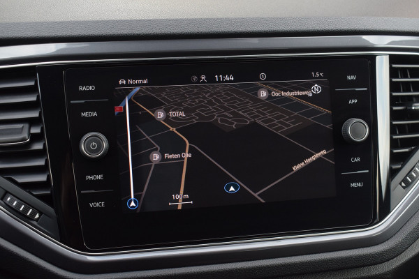 Volkswagen T-Roc 1.5 TSI 150pk DSG R-line | Pano | Camera | Trekhaak | Virtual | Beats