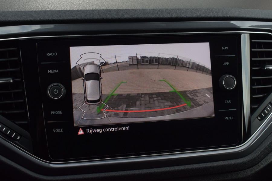 Volkswagen T-Roc 1.5 TSI 150pk DSG R-line | Pano | Camera | Trekhaak | Virtual | Beats