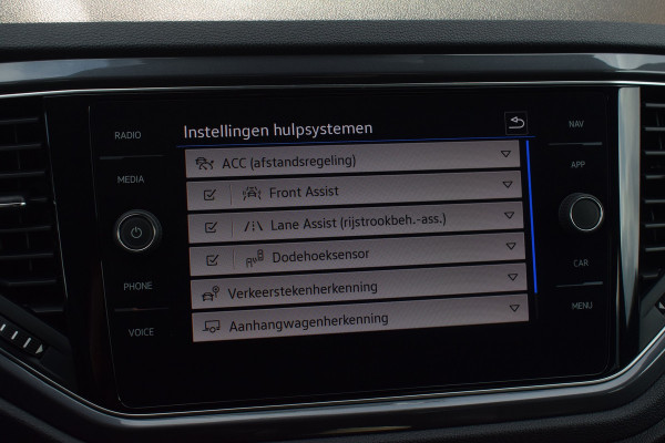 Volkswagen T-Roc 1.5 TSI 150pk DSG R-line | Pano | Camera | Trekhaak | Virtual | Beats