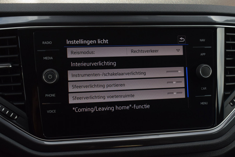 Volkswagen T-Roc 1.5 TSI 150pk DSG R-line | Pano | Camera | Trekhaak | Virtual | Beats