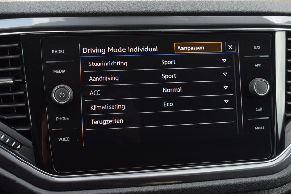 Volkswagen T-Roc 1.5 TSI 150pk DSG R-line | Pano | Camera | Trekhaak | Virtual | Beats