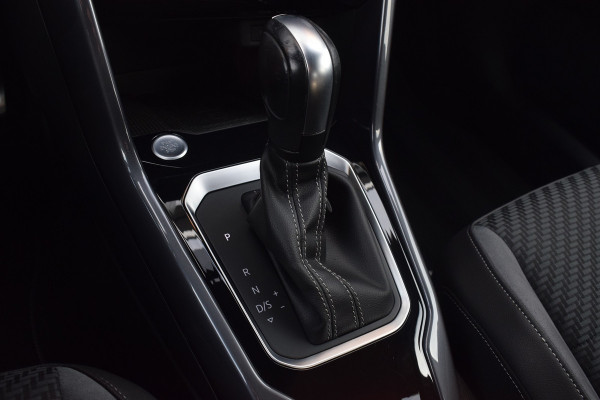 Volkswagen T-Roc 1.5 TSI 150pk DSG R-line | Pano | Camera | Trekhaak | Virtual | Beats