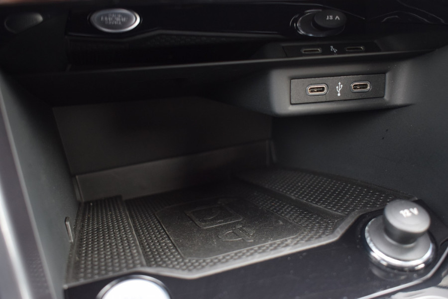 Volkswagen T-Roc 1.5 TSI 150pk DSG R-line | Pano | Camera | Trekhaak | Virtual | Beats